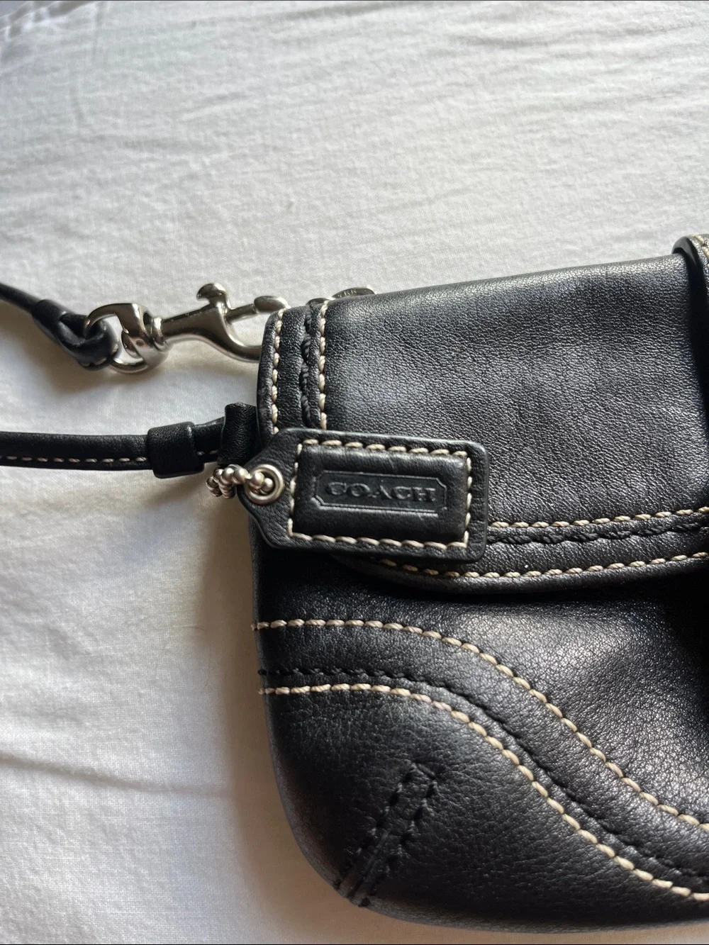 Coach Black Women’s Wristlet Clutch with Contrast Stitching - Picture 3 of 5